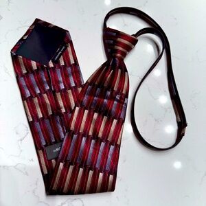 Elegant Striped Zipper Tie in Red and Gold